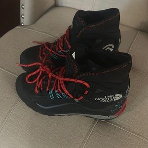 North face waterproof women’s size 6 hiking boot